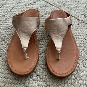 NEW Fitflop Size 8 Rose Gold Leather Thongs